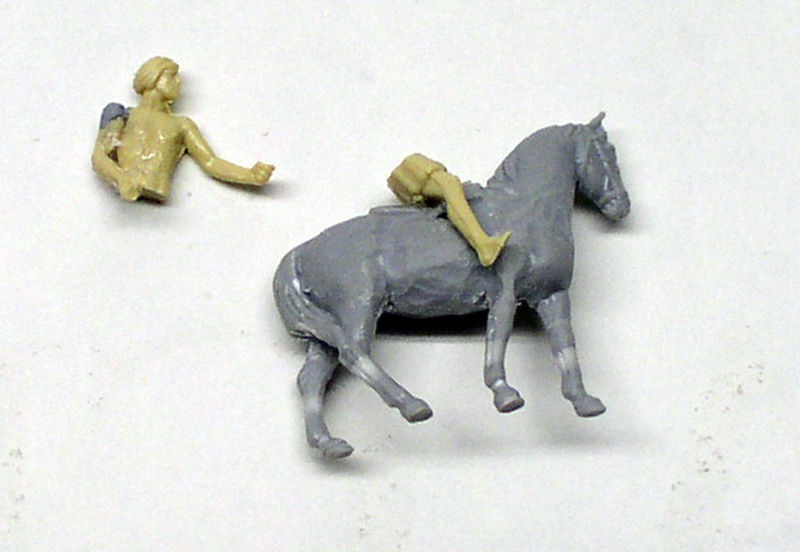 Pièces de maquette non assemblées : cheval gris et figurine de cavalier en résine beige