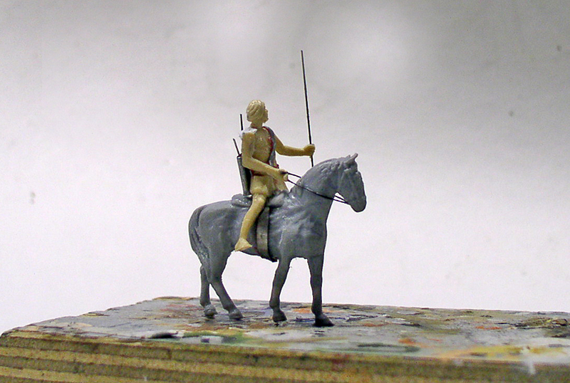 Figurine de cavalier non peint tenant une lance sur un cheval gris