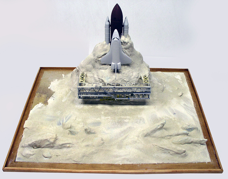 Maquette de navette spatiale sur sa rampe de lancement intégrée à un diorama