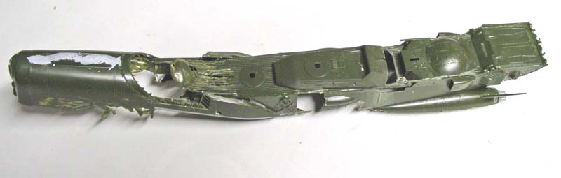 Maquette de la coque verte de l'Arcadia endommagée par le crash, sur fond blanc