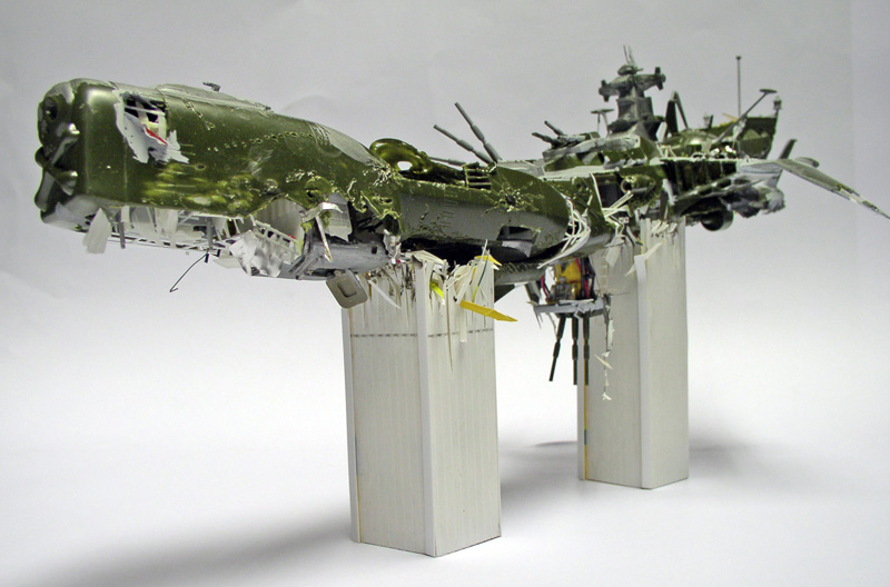 Maquette de l'Arcadia d'Albator brisée en deux, posée sur deux socles