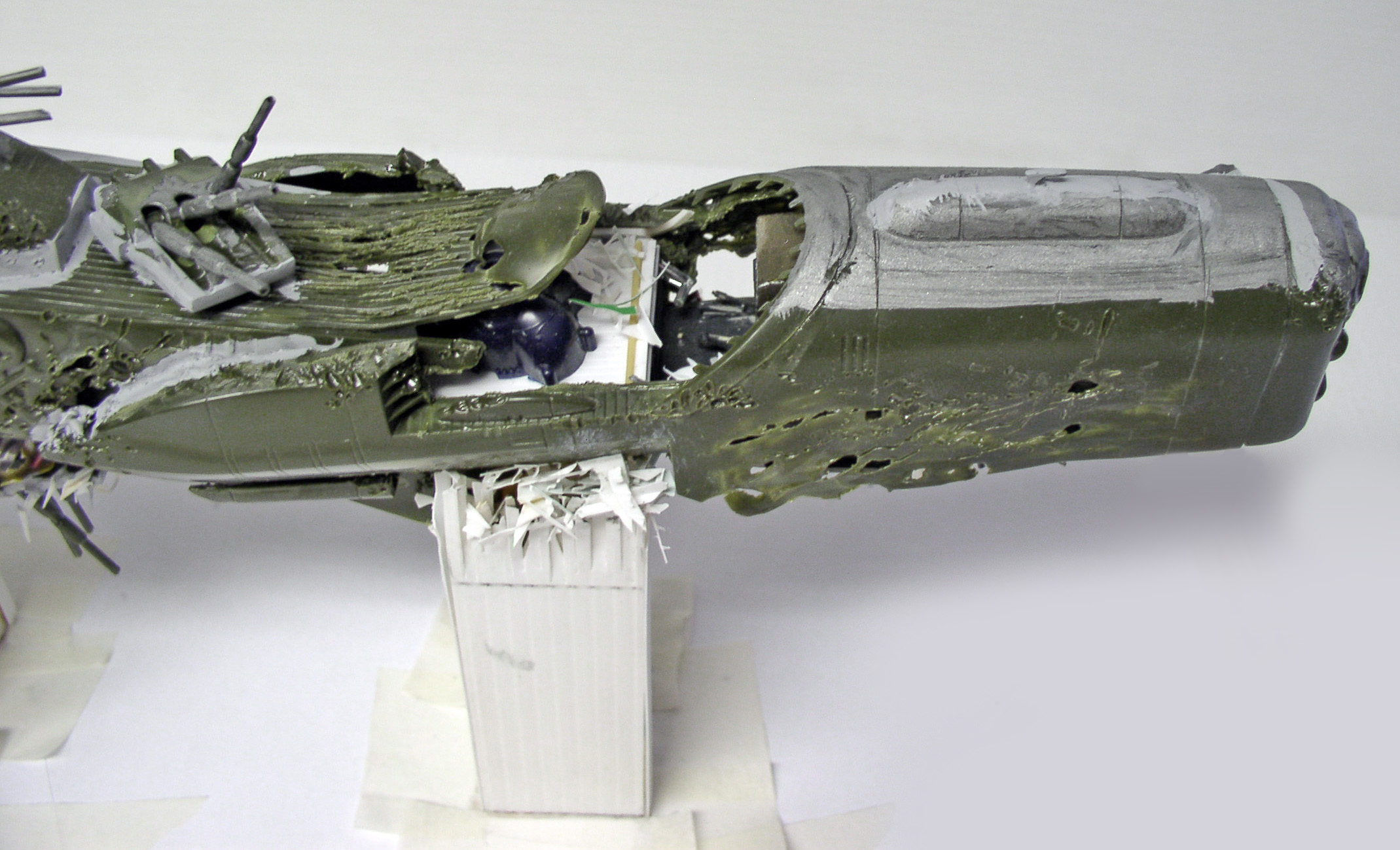 Coque de l'Arcadia en cours de montage, brèche béante et déchirures de plastique sculptées