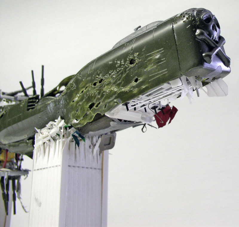 Maquette de l'Arcadia d'Albator à proue tête de mort, coque verte endommagée après le crash