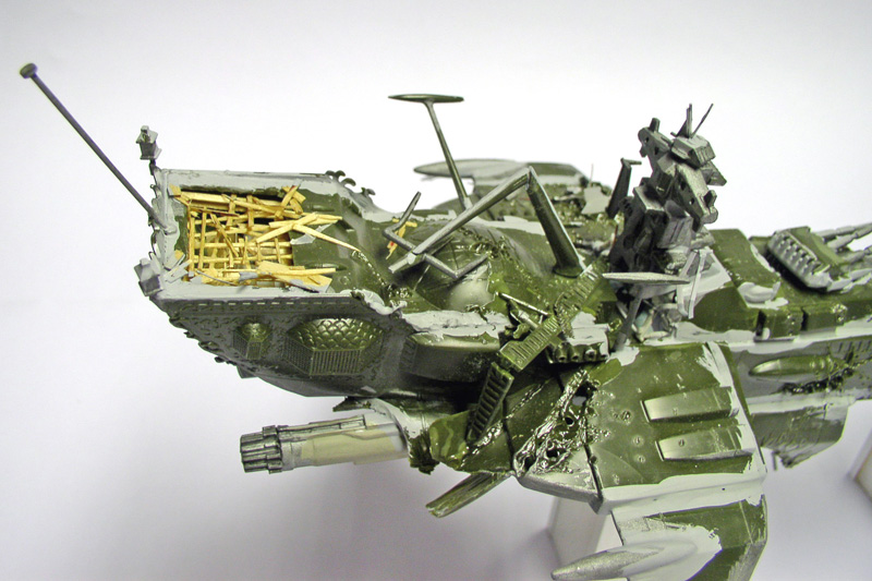 Maquette de l'Arcadia d'Albator représentant la proue verte accidentée avec structure interne en bois apparente