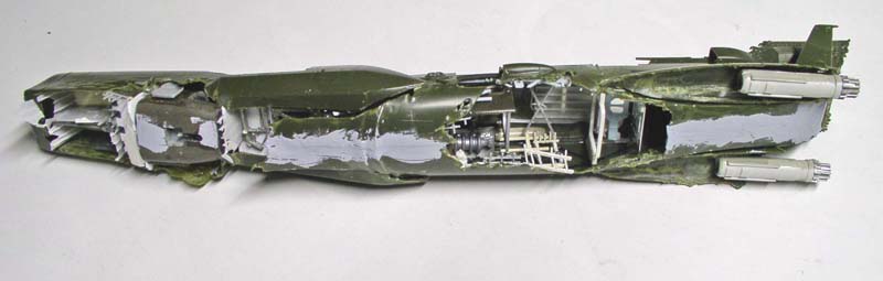 Maquette de la coque verte de l'Arcadia en construction, structure interne et canons visibles