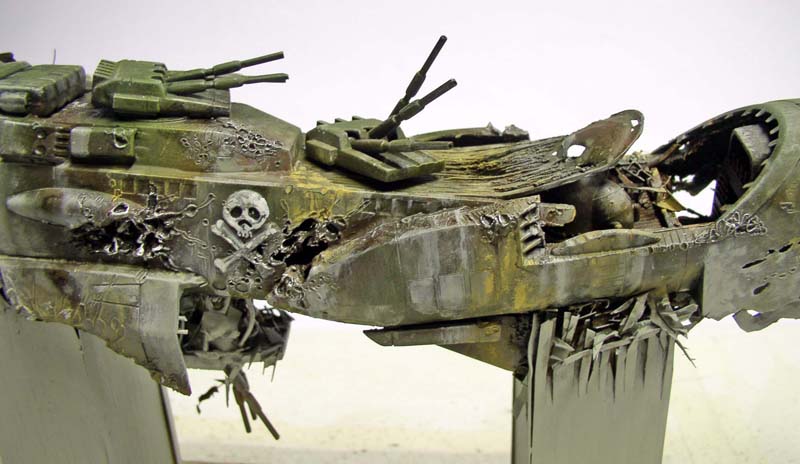 Maquette du cuirassé Arcadia accidenté, coque verte déchirée arborant la tête de mort d'Albator