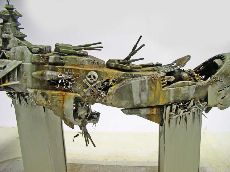 Maquette de l'Arcadia d'Albator gravement endommagée après le crash, coque déchirée et tête de mort visible
