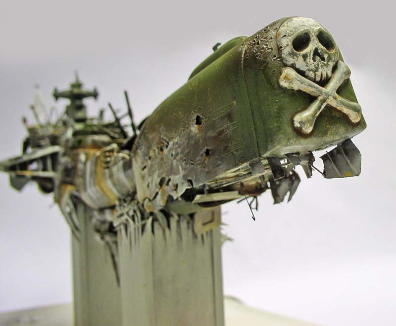 Maquette de l'Arcadia vert crashé, proue ornée d'une tête de mort, coque éventrée
