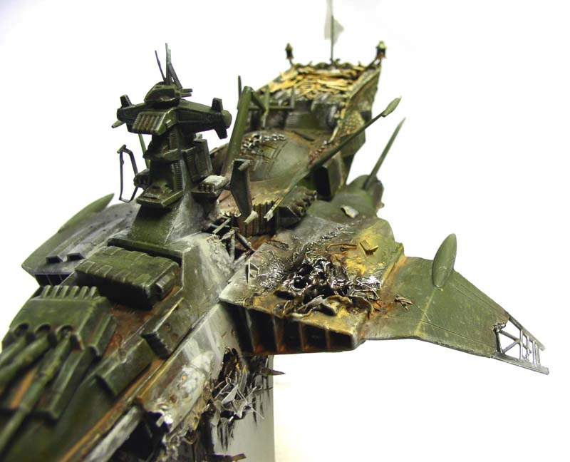 Maquette du vaisseau Arcadia vert accidenté, pont supérieur endommagé avec détails de débris et patine