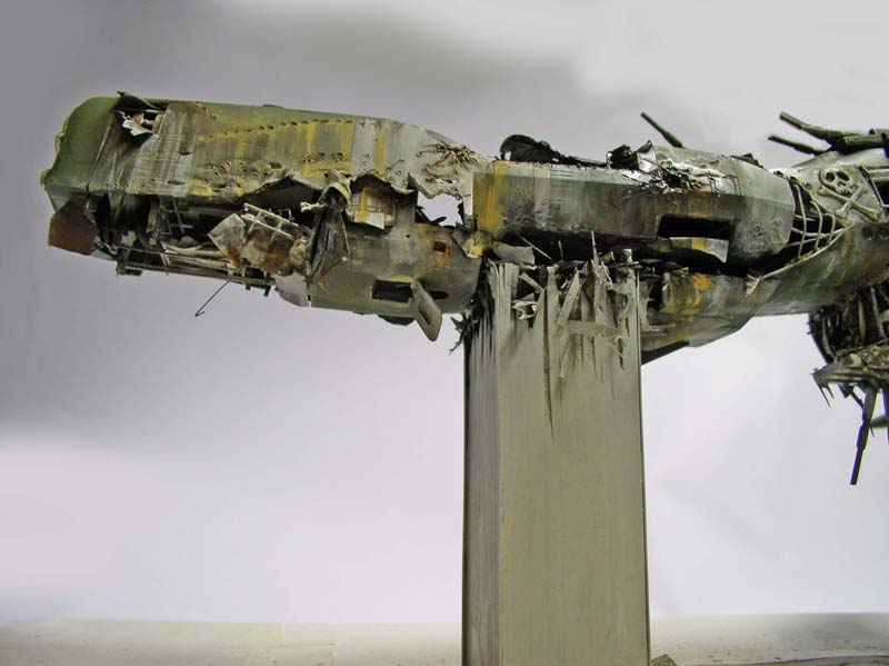 Maquette de l'Arcadia déchirée en deux, structure interne éventrée et coque arrachée après le crash