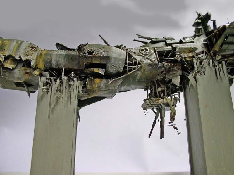Maquette du croiseur Arcadia gravement endommagé, coque éventrée arborant la tête de mort