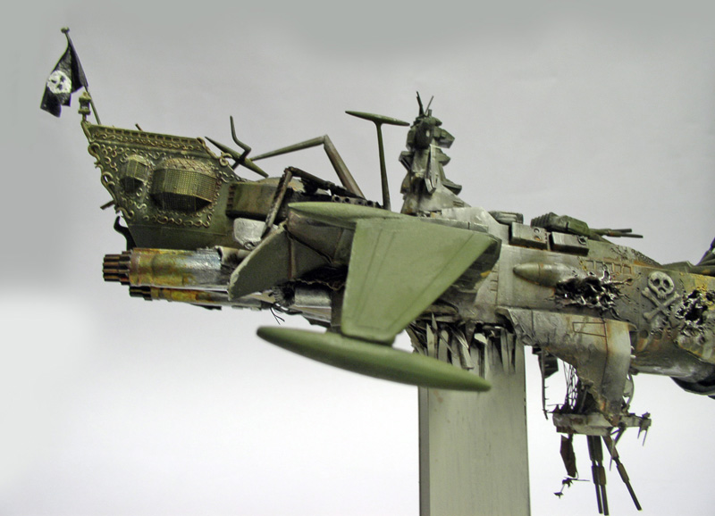 Maquette du vaisseau Arcadia d'Albator endommagé après crash, drapeau pirate et proue détaillée