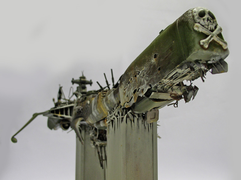 Maquette de l'Arcadia d'Albator écrasé, proue à tête de mort dressée et coque déchiquetée