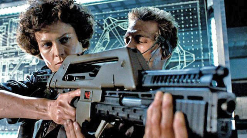Femme en gros plan épaulant un fusil futuriste de science-fiction aux côtés d'un homme