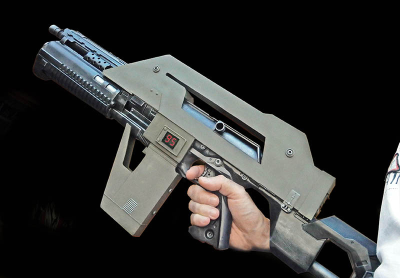 Réplique de fusil futuriste de cosplay avec compteur numérique rouge tenue à la main