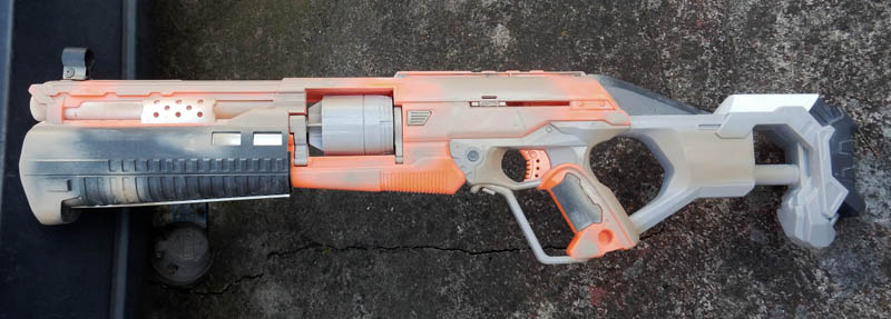 Pistolet Nerf transformé en arme de cosplay peint en gris et orange