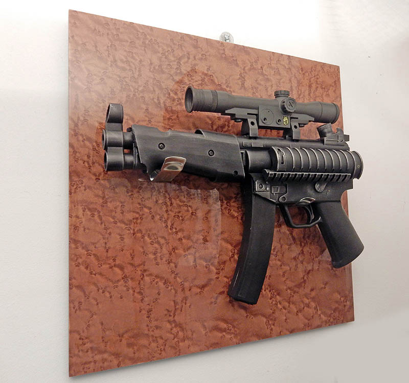 Réplique de pistolet-mitrailleur de cosplay avec lunette, montée sur panneau bois fixé au mur