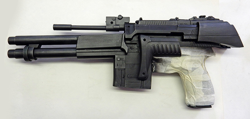 Maquette d'arme de cosplay peinte en noir avec triple canon et poignée
