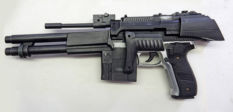 Pistolet de cosplay en maquette avec triple canon et crosse, peint en noir