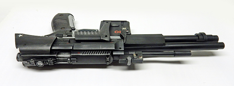 Maquette d'arme futuriste pour cosplay à canons multiples peinte en noir vieilli