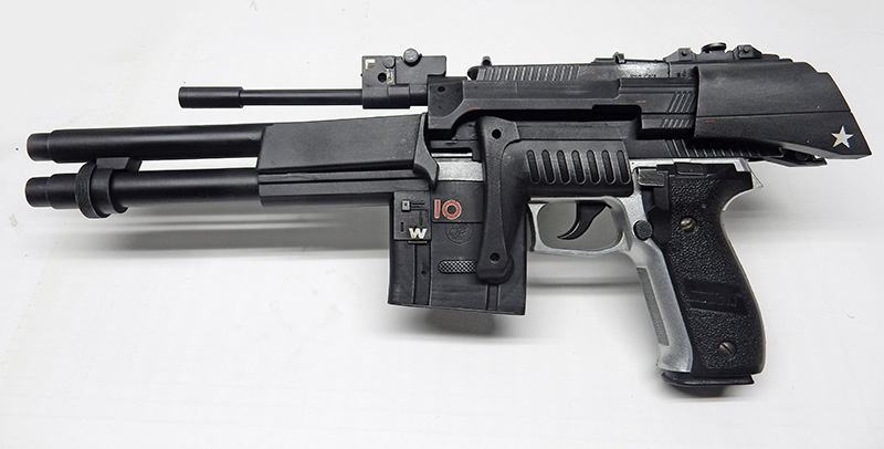 Pistolet de cosplay terminé aux multiples canons noirs avec étoile blanche et marquages peints