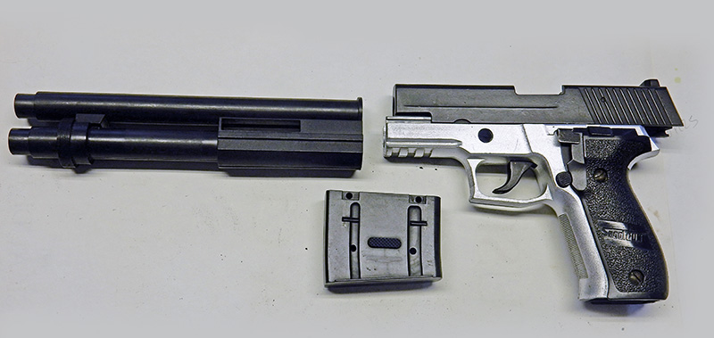 Réplique de pistolet pour cosplay démontée montrant canon, chargeur et corps avec poignée