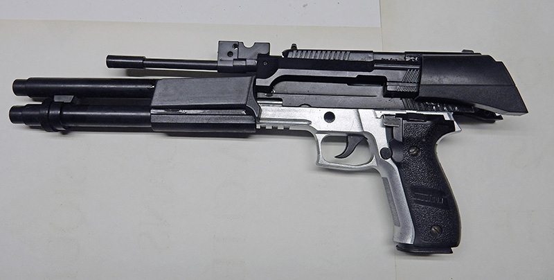Pistolet de cosplay modifié avec triple canon noir et corps argenté, vue latérale