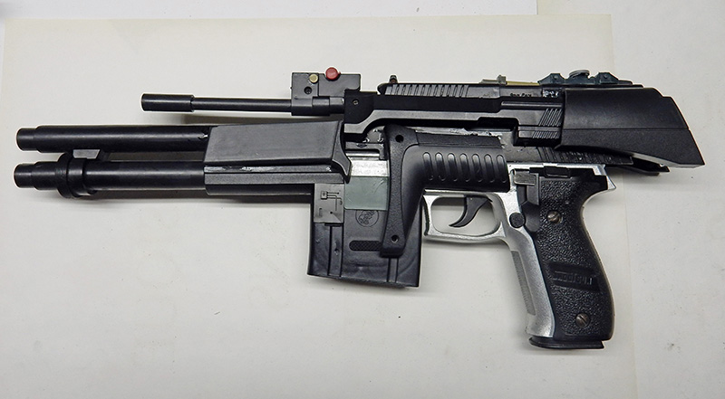 Pistolet de cosplay assemblé à partir de pièces noires avec poignée et triple canon