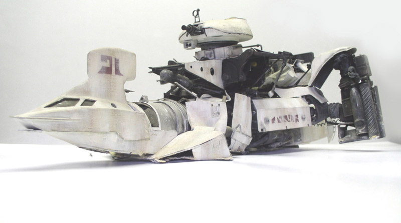Maquette de vaisseau spatial blanc de style Star Wars vue de profil sur fond clair