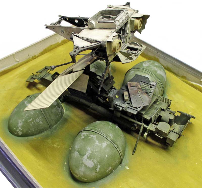 Maquette de véhicule volant Star Wars en cours de montage sur diorama vert