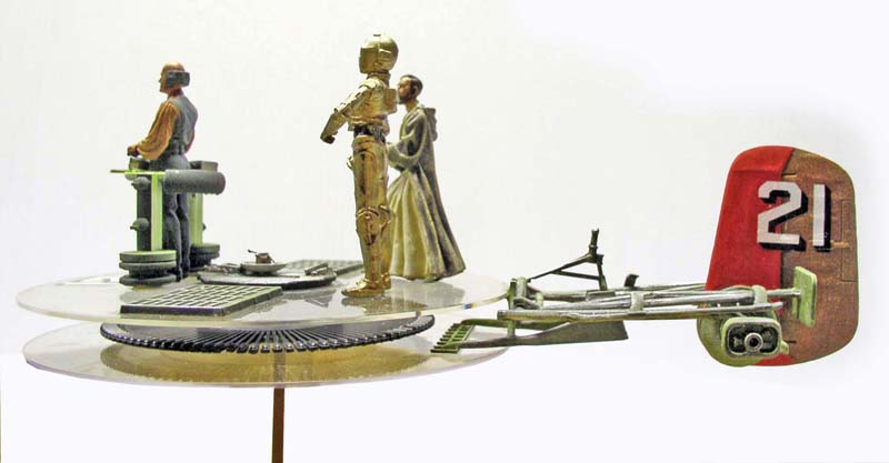 Maquette de plateforme avec figurines, droïde doré C-3PO et aileron rouge numéro 21