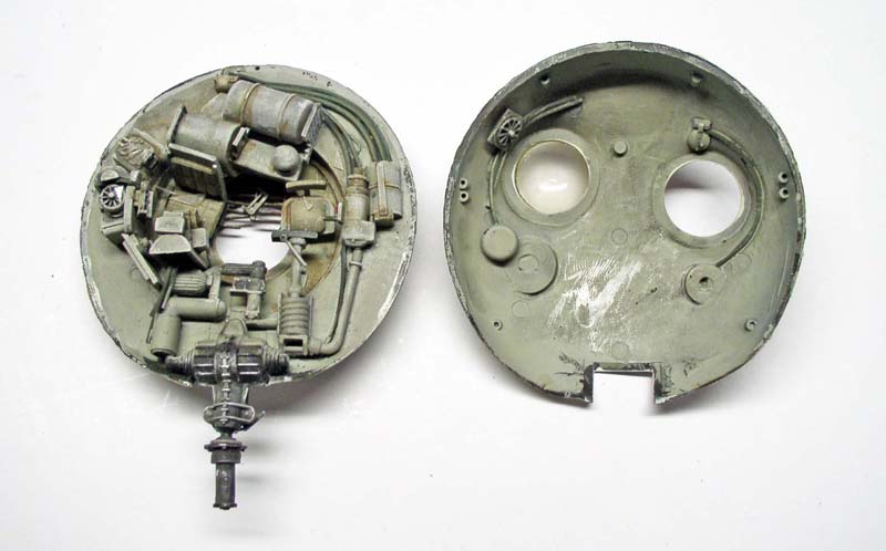 Deux demi-coques rondes de maquette, l'une remplie de détails mécaniques, l'autre lisse avec ouvertures