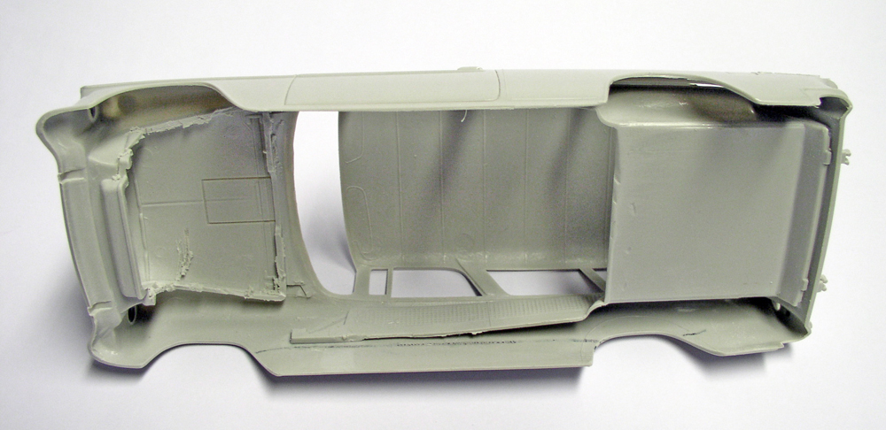 Carrosserie de maquette de voiture en plastique gris vue de dessous avant montage