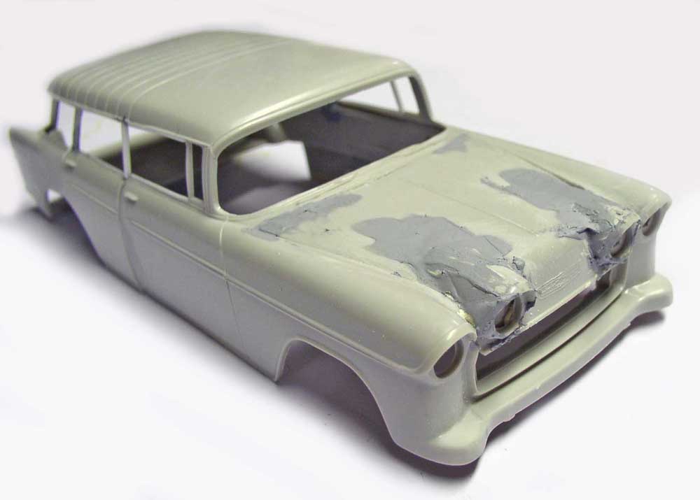 Carrosserie de maquette de voiture américaine grise avec mastic appliqué sur l'avant