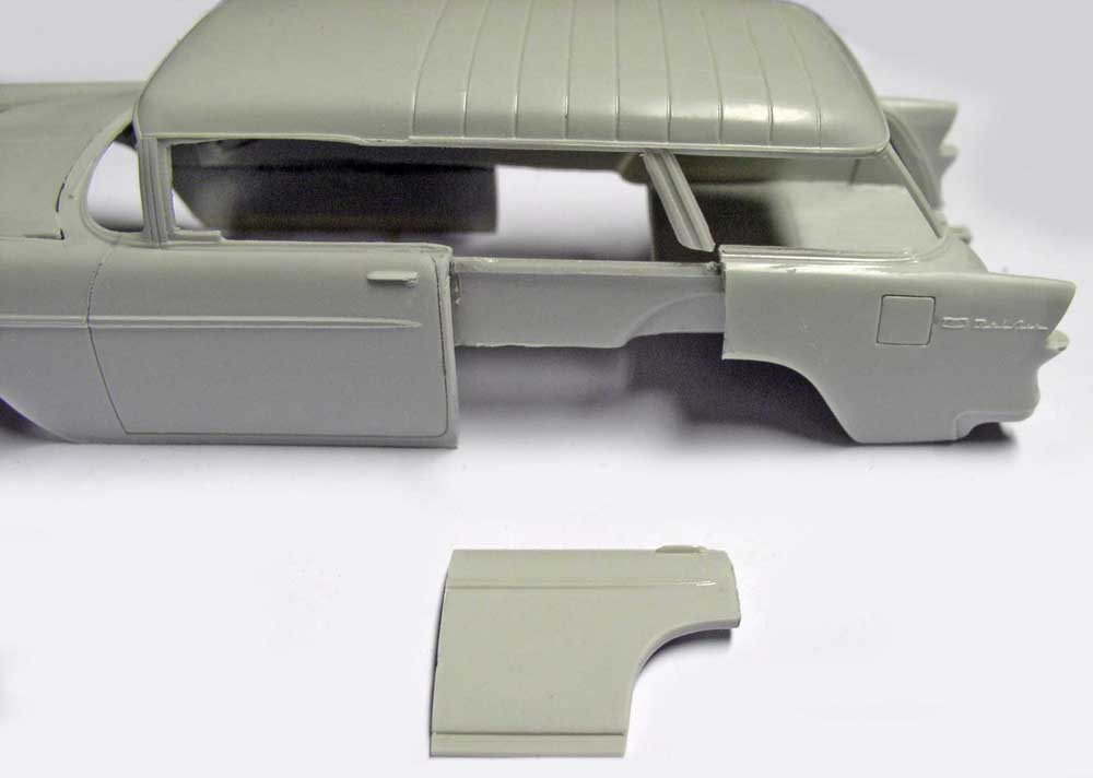 Carrosserie grise de maquette de voiture américaine ancienne avec portière détachée posée devant