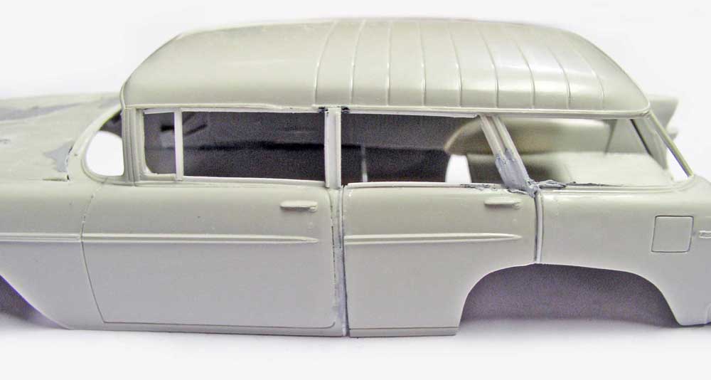 Carrosserie de maquette de voiture américaine apprêtée en gris, portes et montants découpés pour modification
