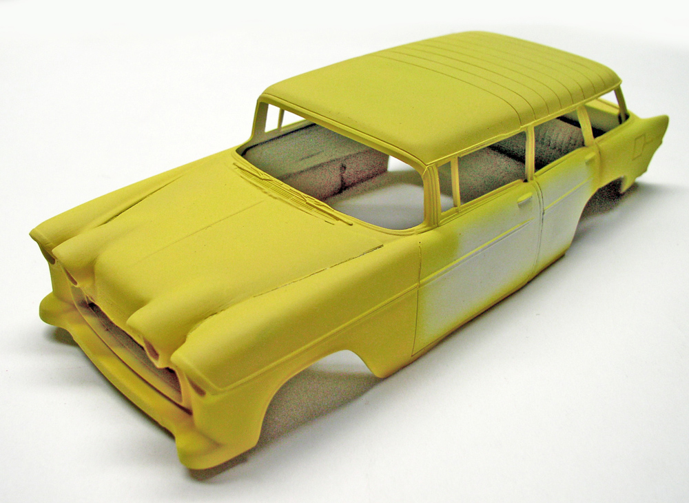 Carrosserie de maquette de break américain des années 1950 peinte en jaune mat