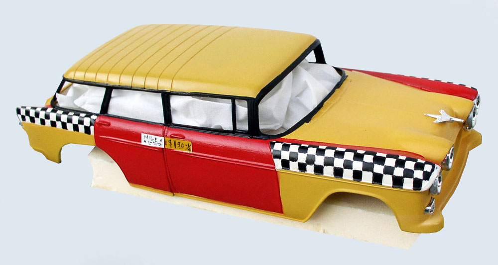 Carrosserie de maquette de taxi américain jaune et rouge à damier, peinture en cours