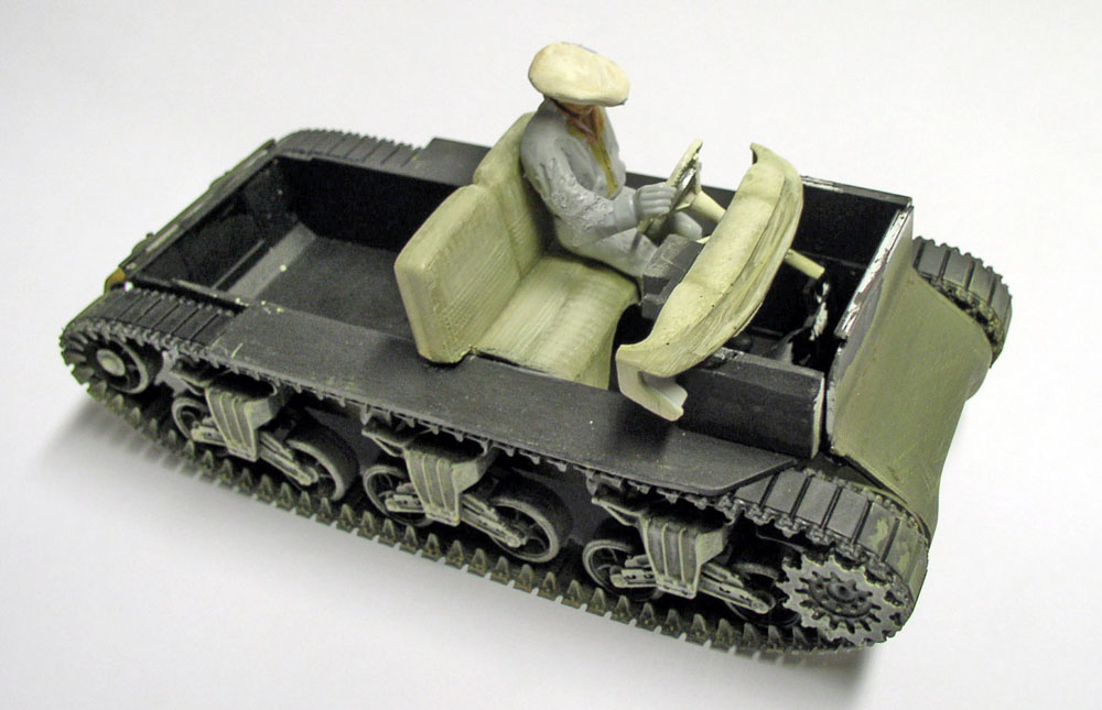 Maquette de véhicule chenillé décapotable avec figurine de conducteur installée au volant, châssis à chenilles grises