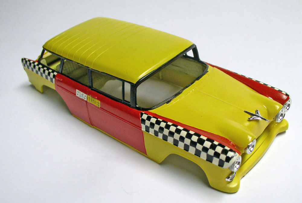 Carrosserie de maquette de taxi américain jaune et rouge à damier années 1950