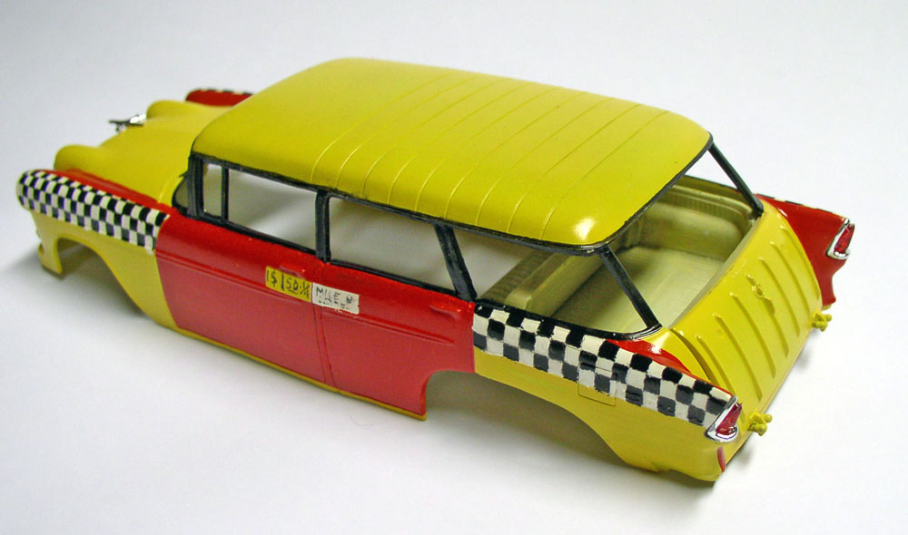 Carrosserie de maquette de taxi américain jaune et rouge avec bandes à damier