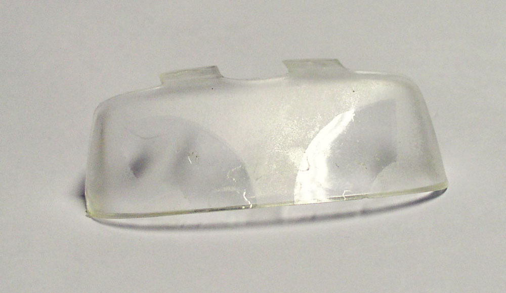 Pièce transparente en plastique moulé pour maquette, posée sur fond clair
