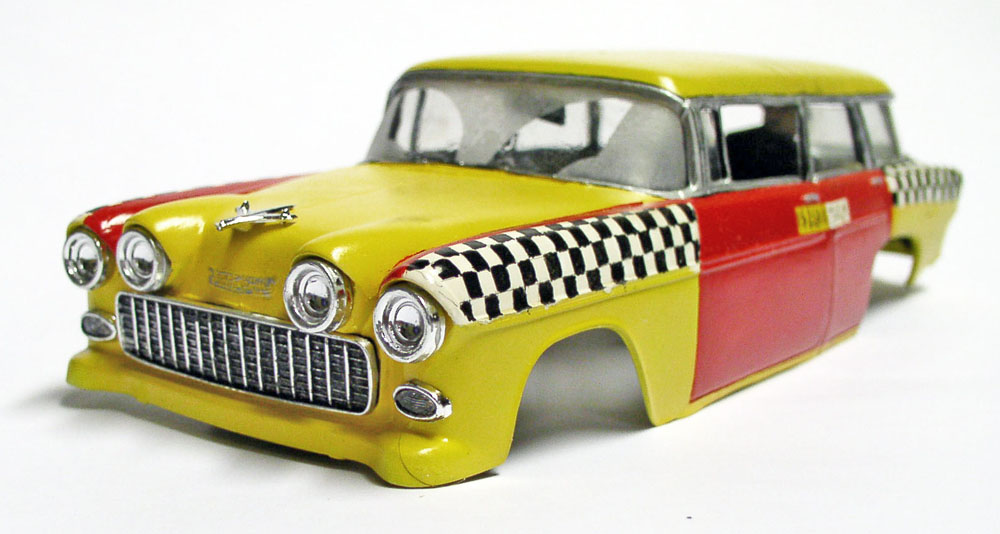 Carrosserie de maquette break Chevrolet 1955 jaune et rouge en taxi à damier