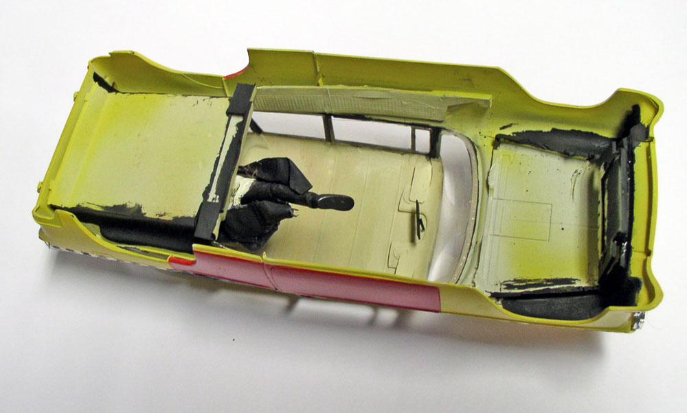 Carrosserie de maquette de voiture jaune vue de dessus avec intérieur peint en noir