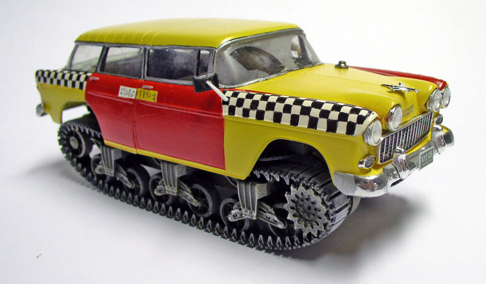 Maquette de break Chevrolet jaune et rouge à damier monté sur chenilles de char