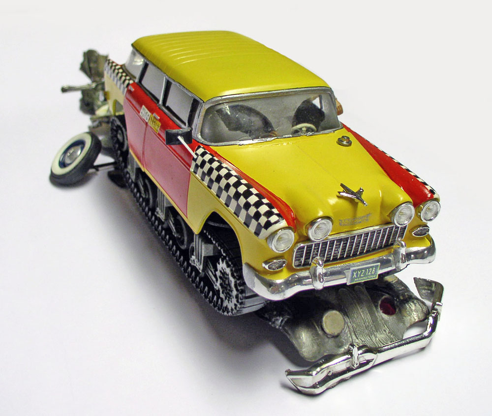 Maquette de Chevrolet break taxi jaune et rouge transformée en véhicule chenillé avec lance-roquettes