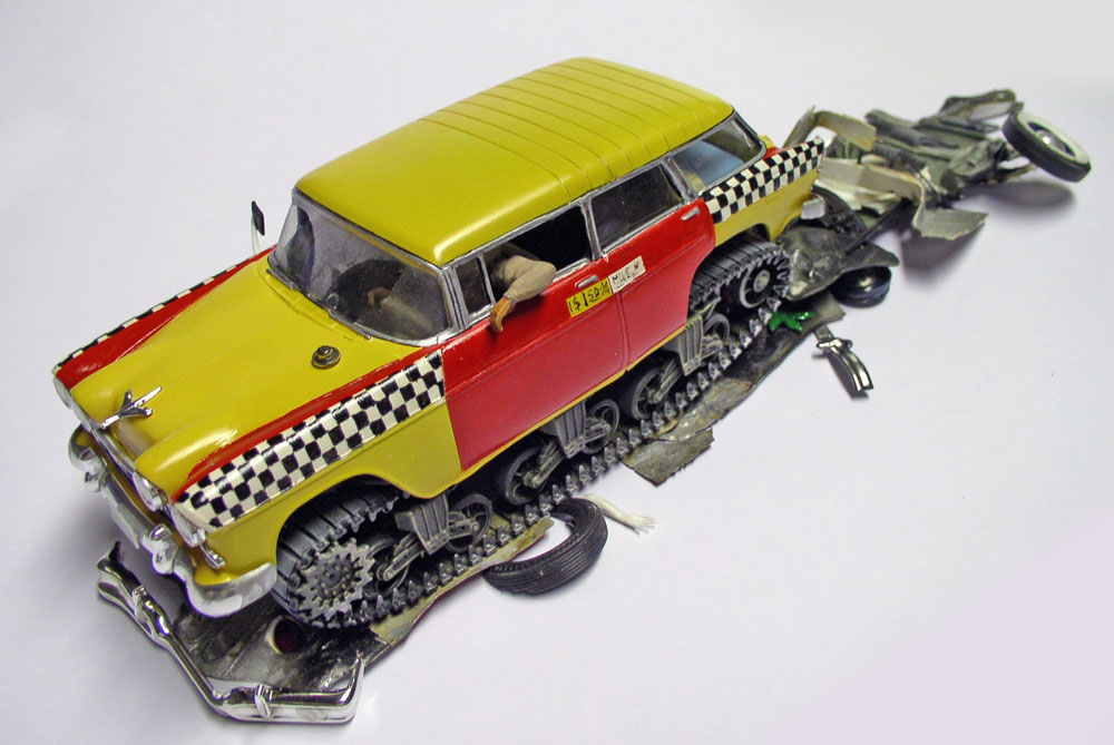 Maquette de taxi américain jaune et rouge à damier, écrasé sur des chenilles déformées