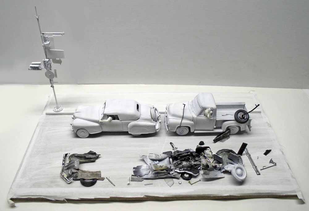 Maquettes de voiture et pickup blancs avec épave de modèle accidenté en pièces détachées