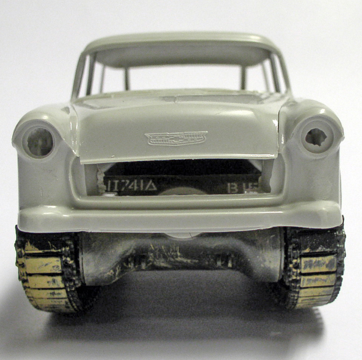 Maquette de voiture américaine grise vue de face avec carrosserie nue et roues vieillies