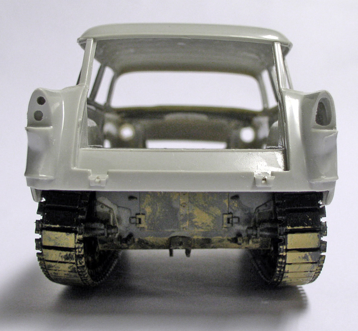Carrosserie de maquette automobile gris clair montée sur châssis à chenilles, vue arrière